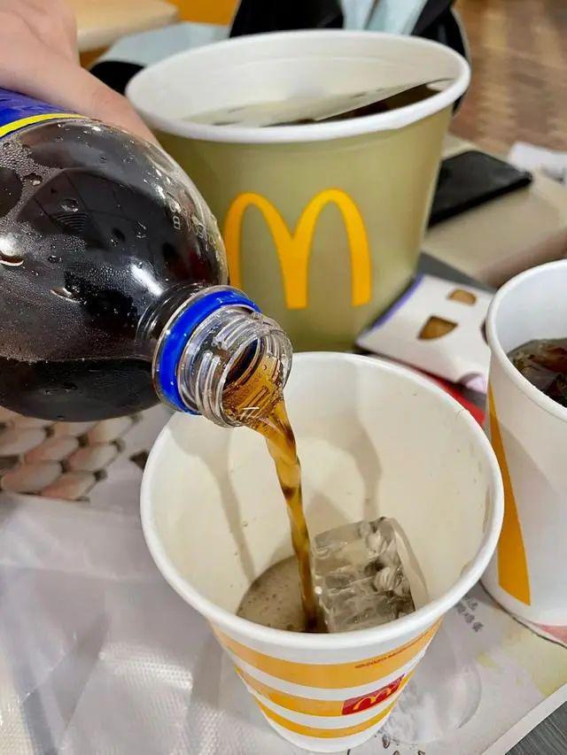 乐可以续杯吗？为何区别对待？麻将胡了2试玩网站麦当劳可(图2)