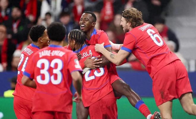 ：勒沃库森与大巴黎的溃败与狂欢PG电子麻将胡了边卫的倒刺时刻(图2)